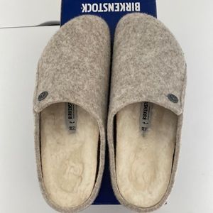 Fuzzy closed toe Birkenstocks